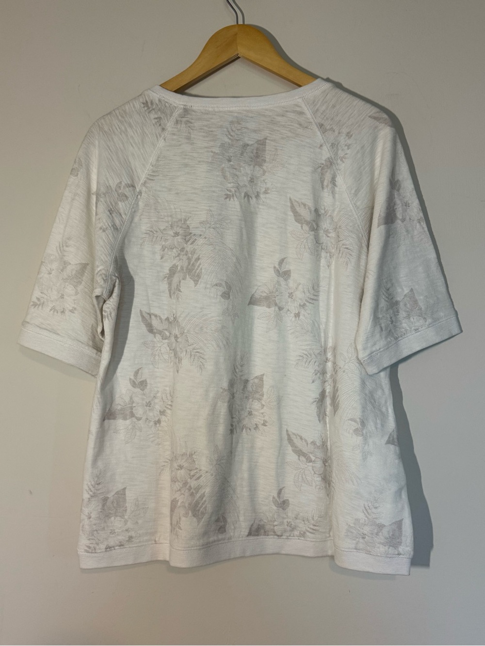 NEW Tommy Bahama Chicago Bears Floral Blitz Tee NWT Women’s XL - Picture 5 of 7